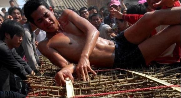 粤西骇人民俗 男子成年就要翻刺床（图）