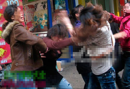 野蛮女人街头打架 发飙野蛮女人惹不起（图）