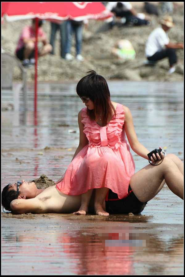 海边沙滩上那对开放的情侣不雅照（图）