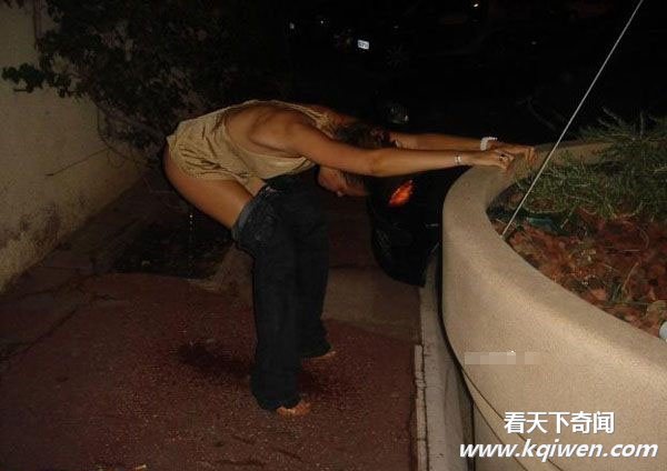 抓拍美女们随处随地尿尿的雷人百态(组图13P)